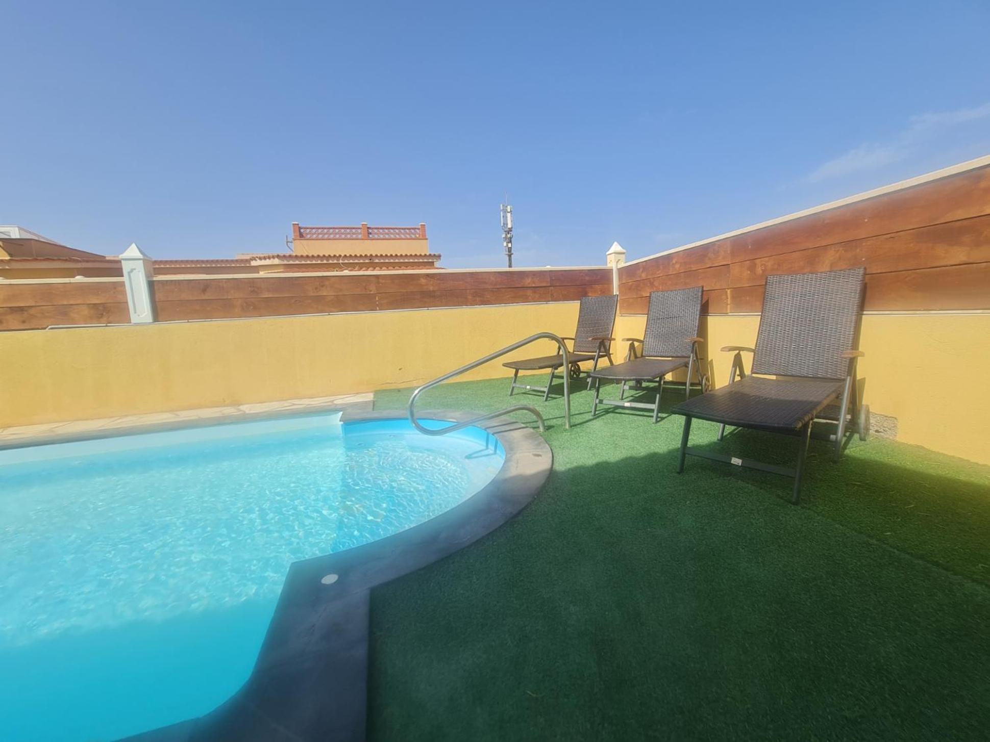 16 Con Piscina Privada *
